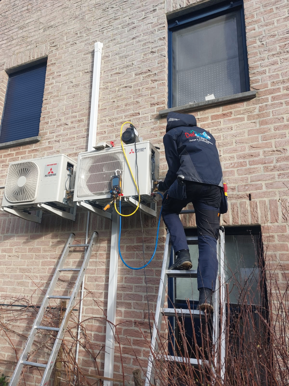 Pose d'unités extérieures Mitsubishi Electric par un technicien Delclim