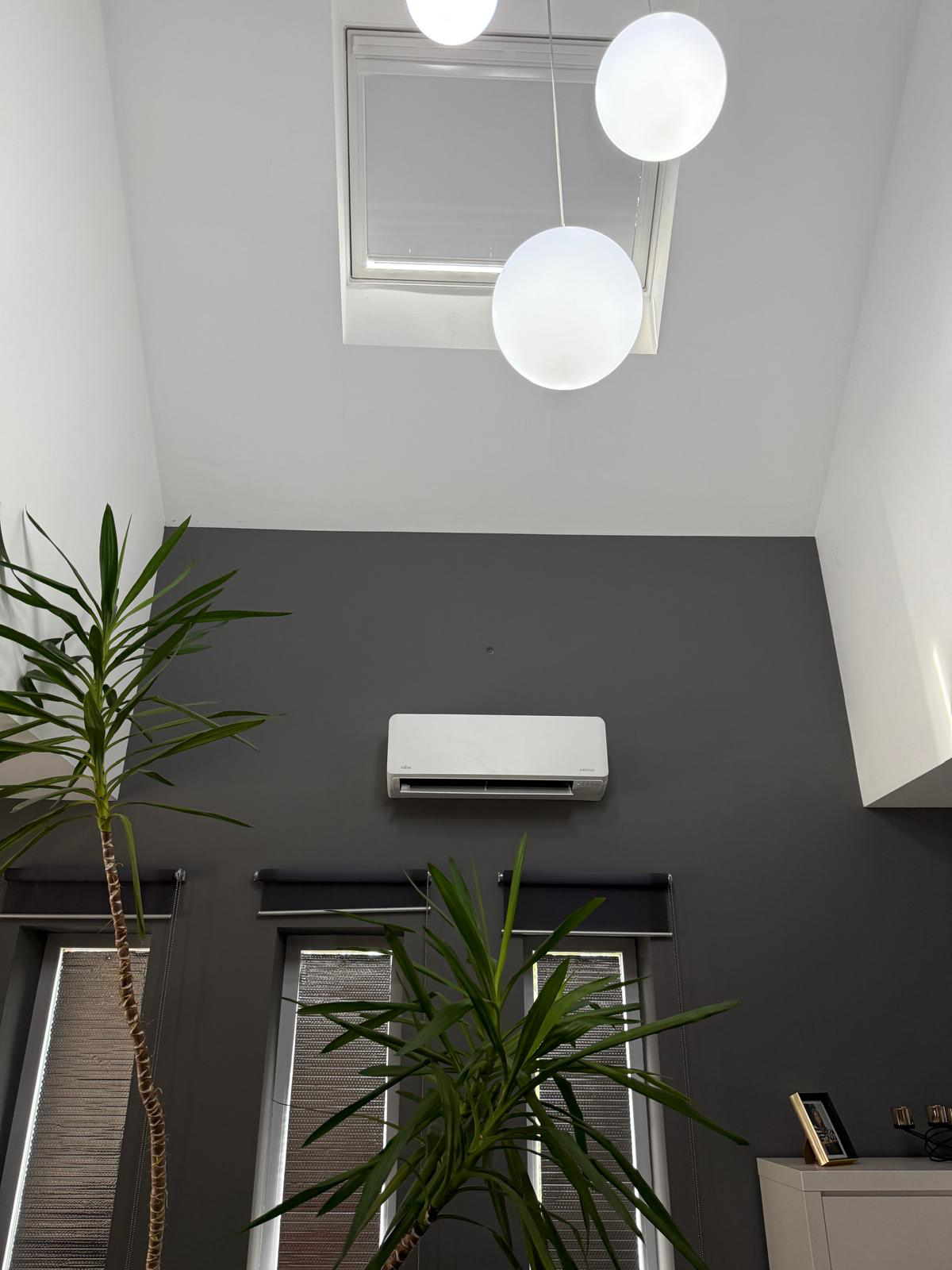 Installation Fujitsu dans un salon avec hauteur sous plafond